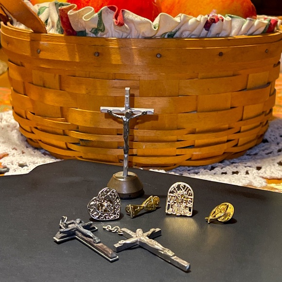 LOT of Lovely Religious Pieces - CRUCIFIX Pendants More - ITALY - Vintage - Picture 3 of 16